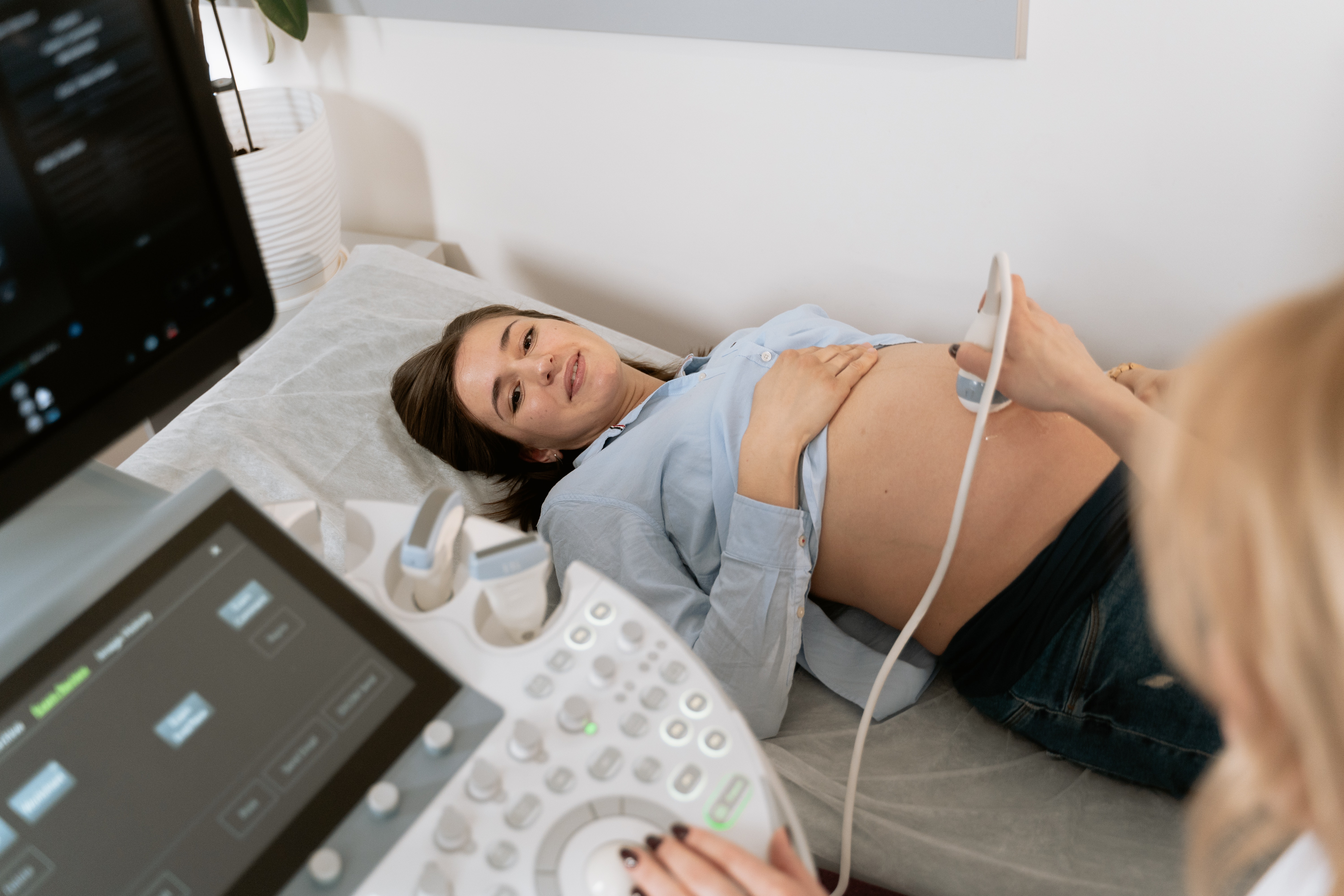 Mulher fazendo exame de ultrassom