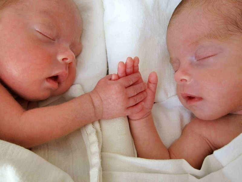 É possível ter parto normal de gêmeos?